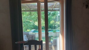 Een kamer met een schuifdeur die uitkomt op een terras.