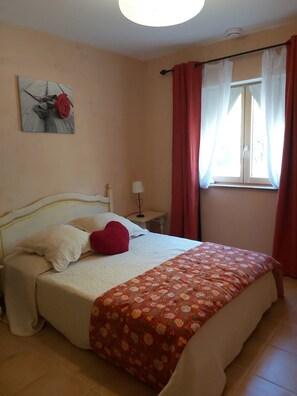 3 habitaciones, escritorio, tabla de planchar con plancha y wifi gratis 