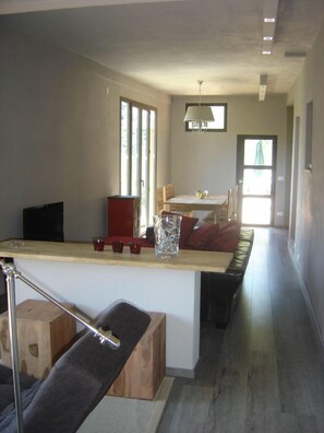 TV, DVD-spiller, bordtennis og musikkbibliotek