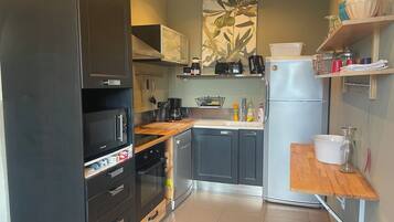 Réfrigérateur, micro-ondes, four, plaque de cuisson