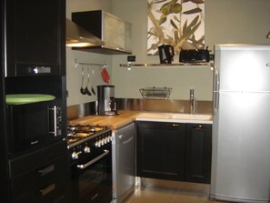 Kjøleskap, mikrobølgeovn, ovn og kokeplater