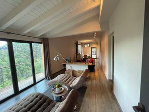 Fernseher, DVD-Player, Tischtennisplatte, Musikbibliothek