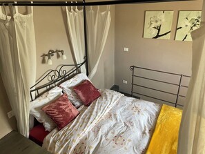 3 عدّة غرف نوم وخزنة داخل الغرفة ومكواة/لوح كي وسرير سفر