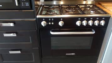 Geladeira, micro-ondas, fogão, cooktop