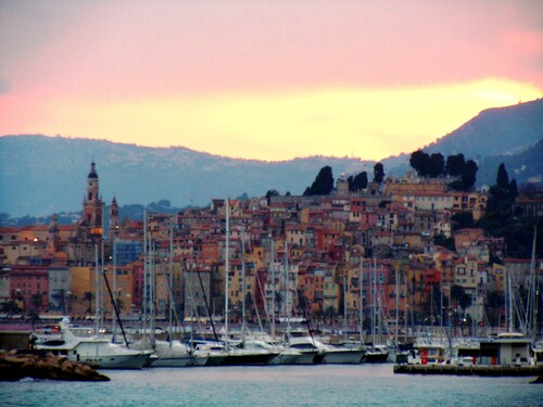 IN THE HEART OF MENTON IN A QUIET AREA A FEW STEPS FROM THE SEA, PEDESTRIAN STREET AND TRAIN STATION