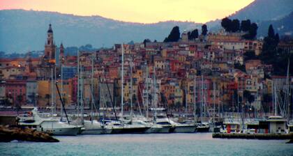 IN THE HEART OF MENTON IN A QUIET AREA A FEW STEPS FROM THE SEA, PEDESTRIAN STREET AND TRAIN STATION