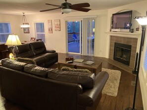 Fernseher, Kamin, DVD-Player, Bücher