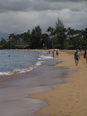 بالقرب من الشاطئ، كراسي للتشمس، مناشف للشاطئ