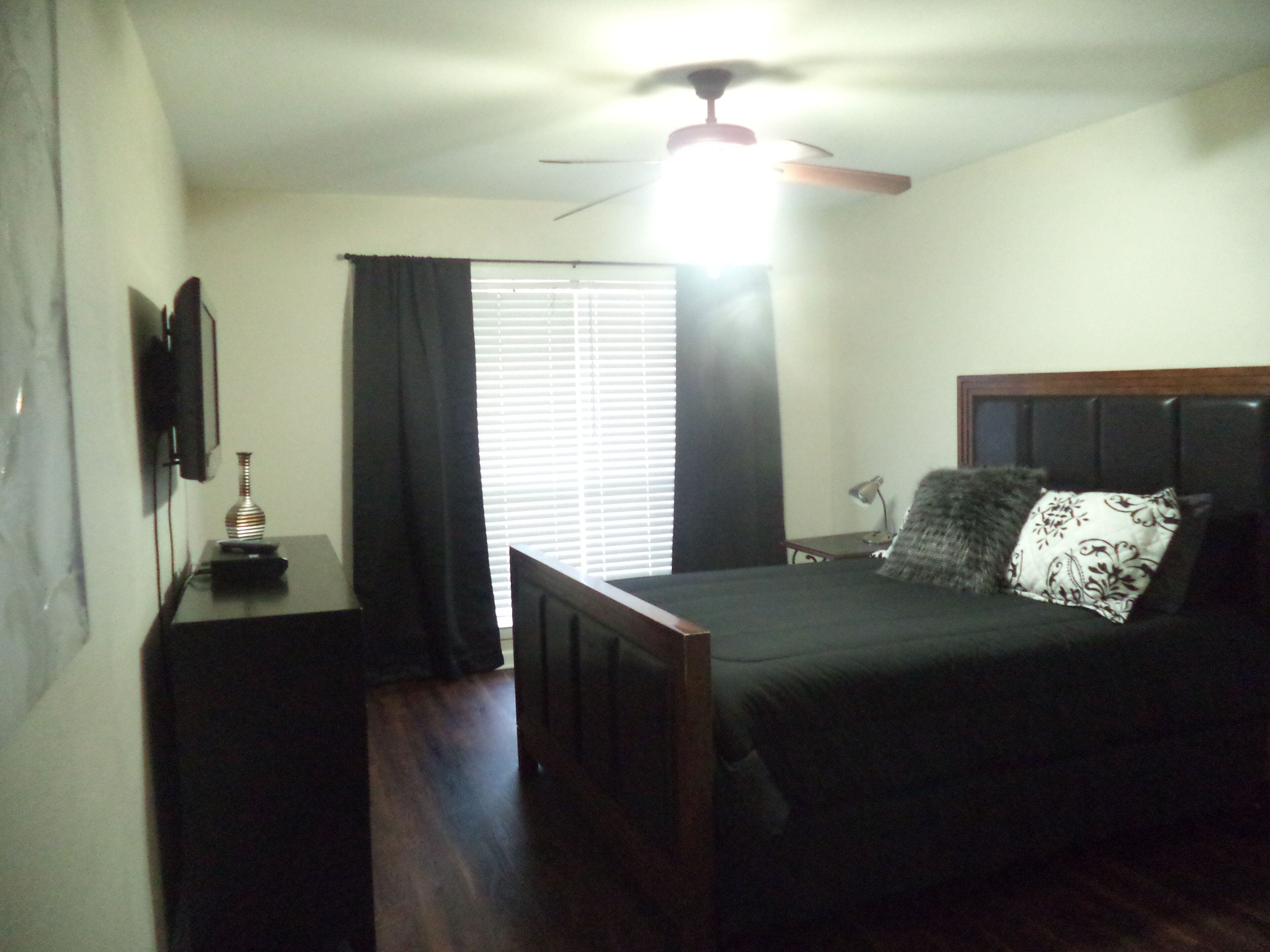 4 habitaciones, tabla de planchar con plancha, wifi y ropa de cama 