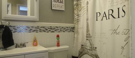 Baignoire, séchoir à cheveux, serviettes fournies, savon