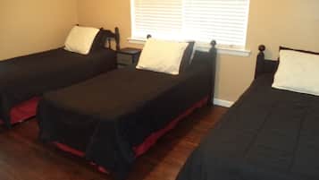 4 habitaciones, tabla de planchar con plancha, wifi y ropa de cama