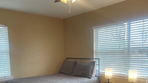 A bedroom with two beds, a ceiling fan, and bedside lamps. - Spacious 4 Bedroom Vacation Home   6 Beds (Garland)