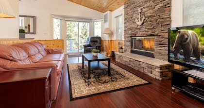 UBICACIÓN UBICACIÓN UBICACIÓN!  ¡A cuadras de The Village & Lake!