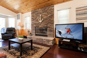Smart TV, fireplace, DVD player, table football - FANTASTIC HOUSE! FANTASTIC LOCATION!   Available for purchase spring 2026! (Big Bear Lake)