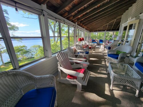 Unforgettable Waterfront Retreat: Featured on PBS, Perfect for Families & Friends!