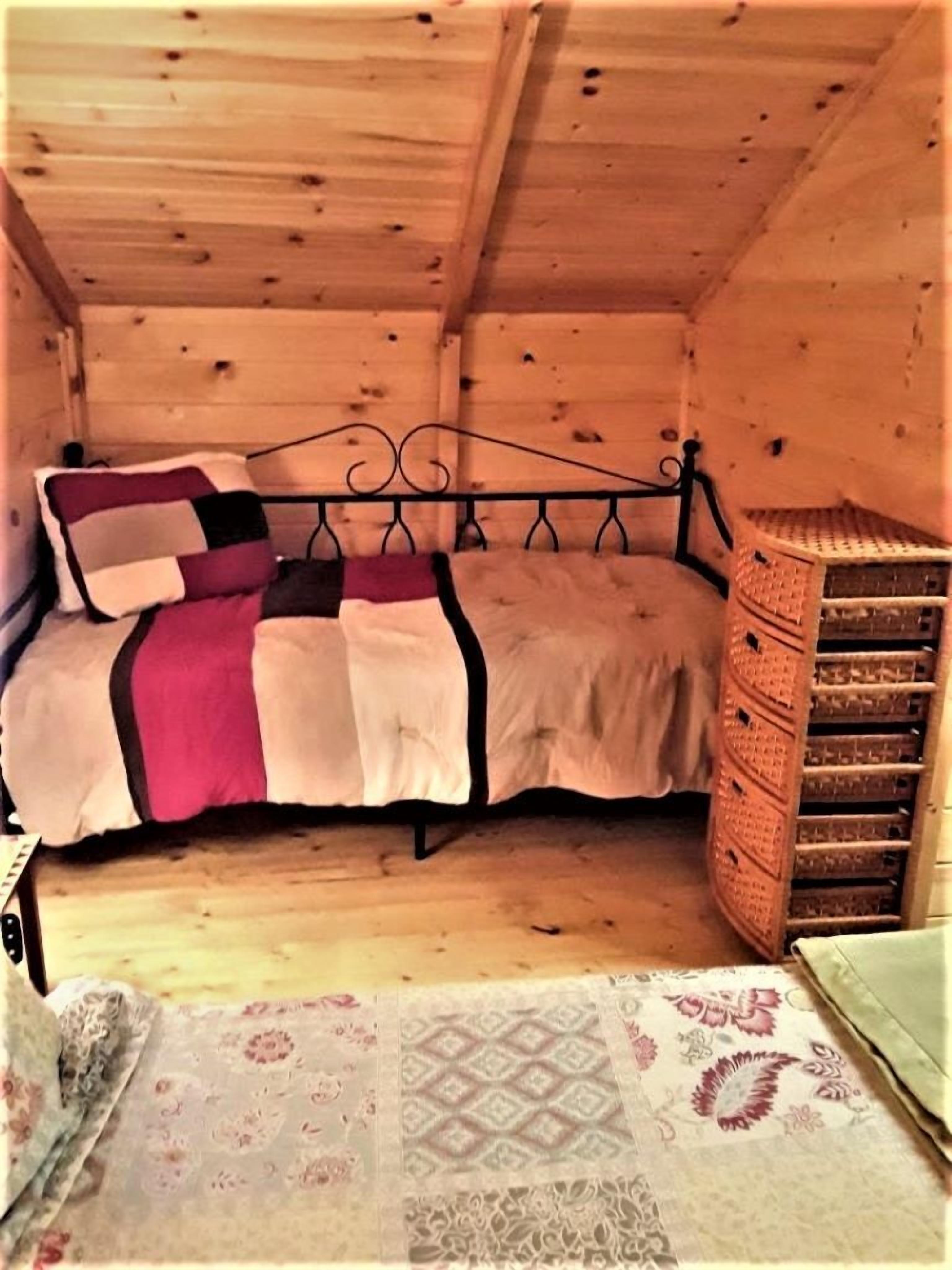 1 bedroom, bed sheets