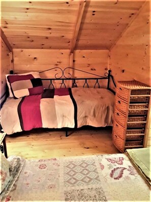 1 bedroom, bed sheets - Fox Hunting, Crappie Fishing Getaway (Coffeeville)