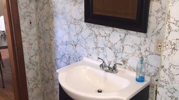 Badkar/dusch, hårtork, handdukar och tvål