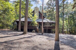 Exterior - Runnin' Moon -Hot Tub, Gameroom, Pet Friendly, FREE Firewood! (Broken Bow)