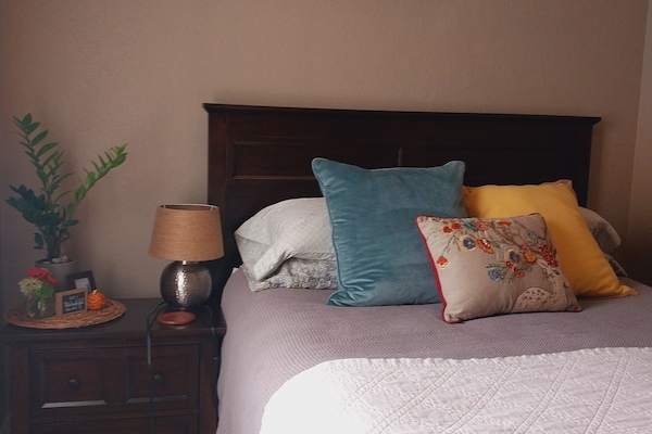 Q size bed w/great reviews & offers a variety of pillows. Items vary