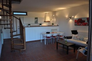 テレビ、暖炉、書庫