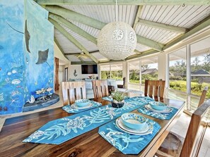 Dining - Ocean front~Pool, AC, Spacious! Wow the views 🐋 🐢 ☀️  (Keaau)