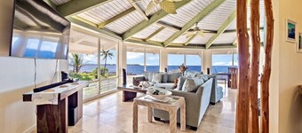 Ocean front~Pool, AC, Spacious! Wow the views 🐋 🐢 ☀️ 