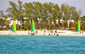 In Strandnähe, Liegestühle, Strandtücher
