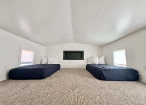 2 bedrooms, iron/ironing board, travel cot, WiFi - Tiny Home #1 w/Resort Amenities Pool/Hot Tub (Orderville)