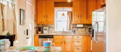 Réfrigérateur, four à micro-ondes, un four, surface de cuisson