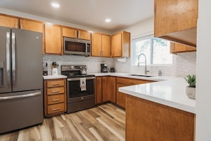 Coffee/tea maker, fridge, microwave, oven