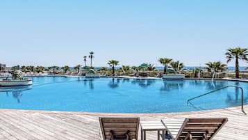 Piscina coberta i piscina a l'aire lliure