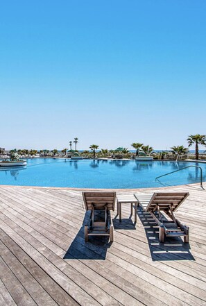 Alberca techada y alberca al aire libre