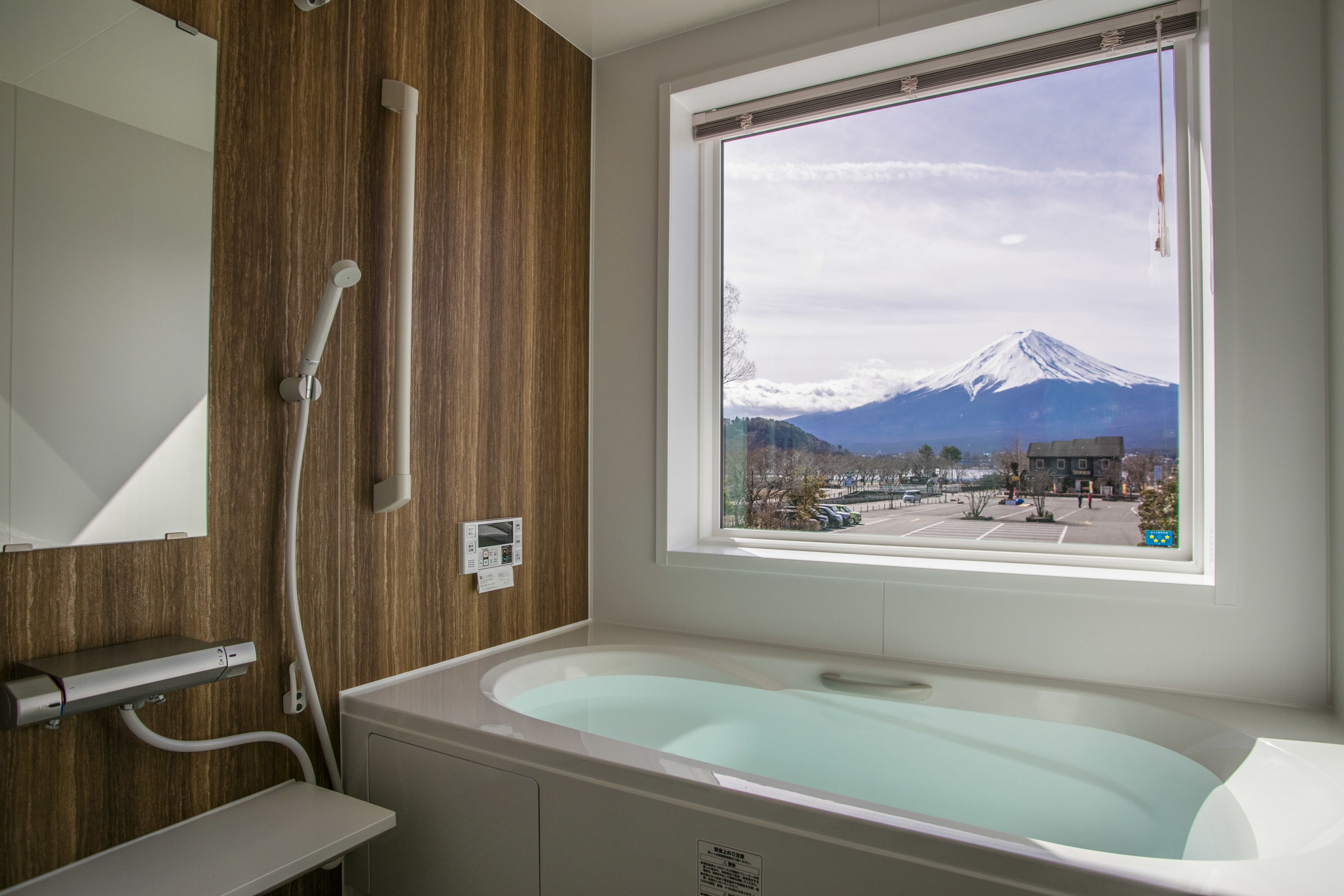 Bathtub dan shower terpisah dan bathtub besar