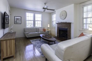 智能電視、書籍