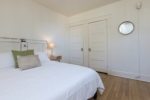 2 bedrooms, iron/ironing board, travel cot, WiFi - Magnificent, original Va Beach home located a 3 minute walk from the ocean! (Virginia Beach)