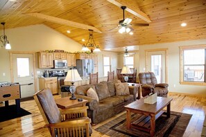 Televisión, chimenea, reproductor de DVD, futbolito