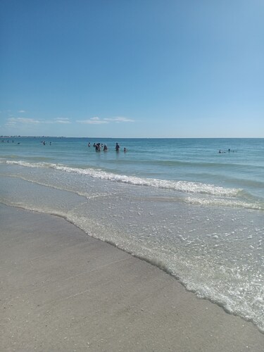 UUDELLEENJÄRJESTETTY CONDO 1. KERRASSA Rannalla & uima-altaalla