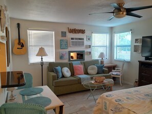 Bureau, fer et planche à repasser, accès au Wi-Fi (inclus)