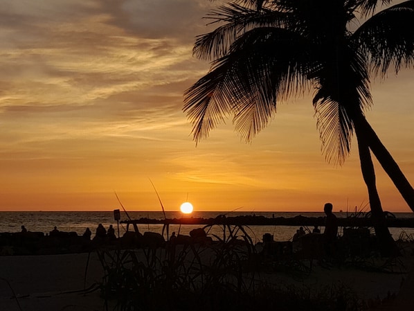 En la playa, camastros y toallas de playa