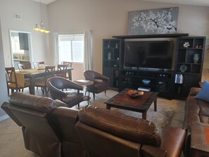 Smart TV, fireplace, DVD player, books - Green Valley(HENDERSON)3 Bdrm,2 BA, POOL/ SPA home,10 miles from the strip (Henderson)