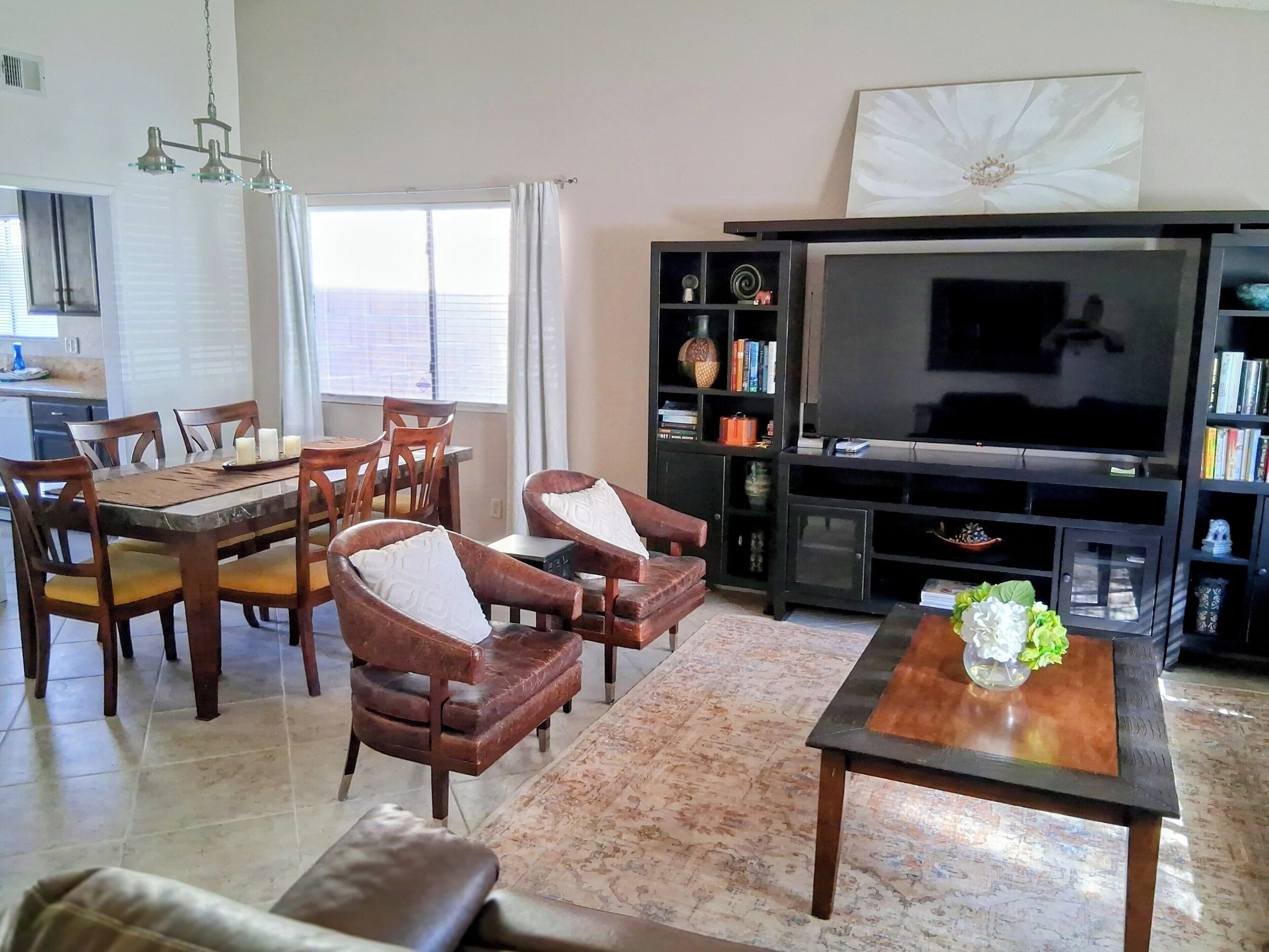 TV connectée, cheminée, lecteur de DVD, livres