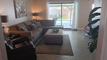 TV connectée, cheminée, lecteur de DVD, livres