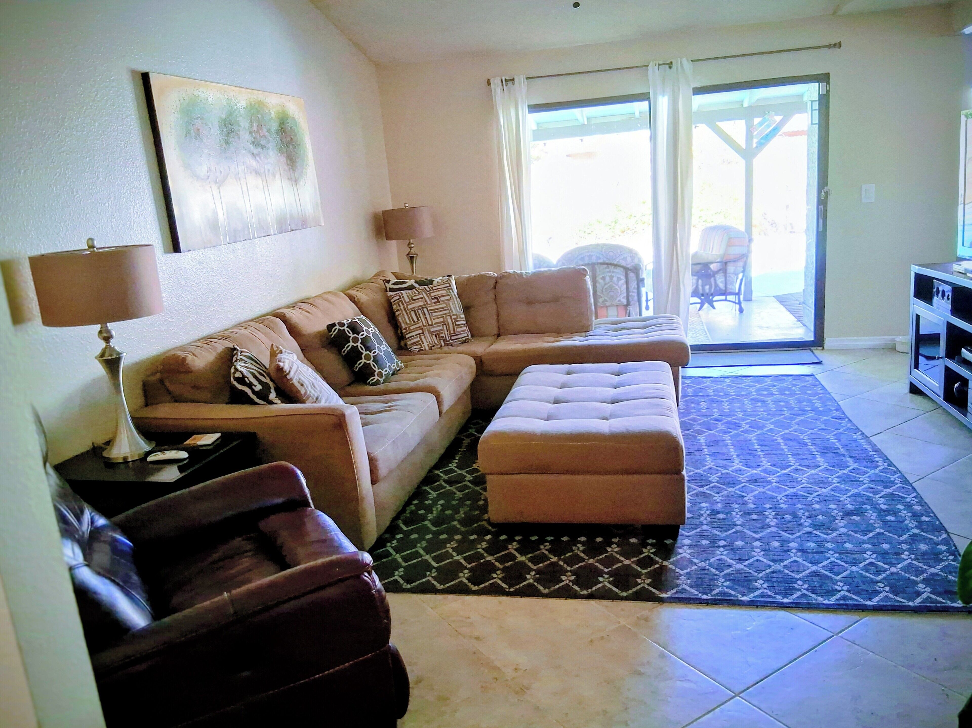 TV connectée, cheminée, lecteur de DVD, livres