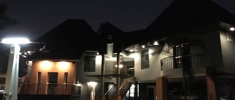 Bagian depan properti - sore/malam