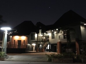 Fachada de la propiedad por la tarde o noche