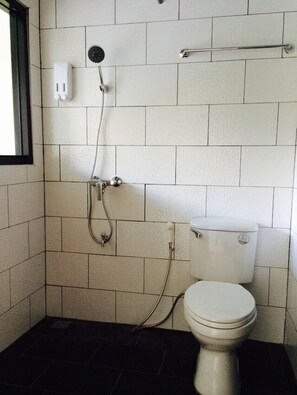 Deluxe Twin Room | Bathroom | Shower, free toiletries - Montra Nakhon Guesthouse (Nakhon Si Thammarat)