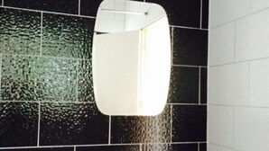 Bathroom sink - Montra Nakhon Guesthouse (Nakhon Si Thammarat)