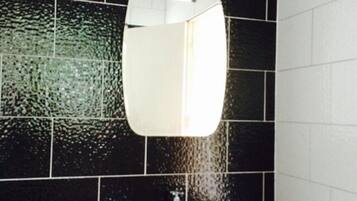 Deluxe Twin Room | Bathroom sink