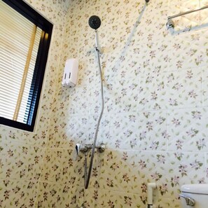 Deluxe-Zweibettzimmer | Dusche im Bad
